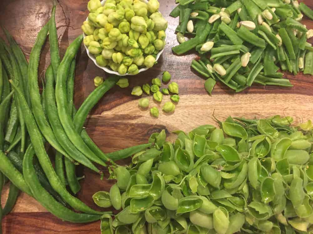 Peeled beans and green chickpeas 