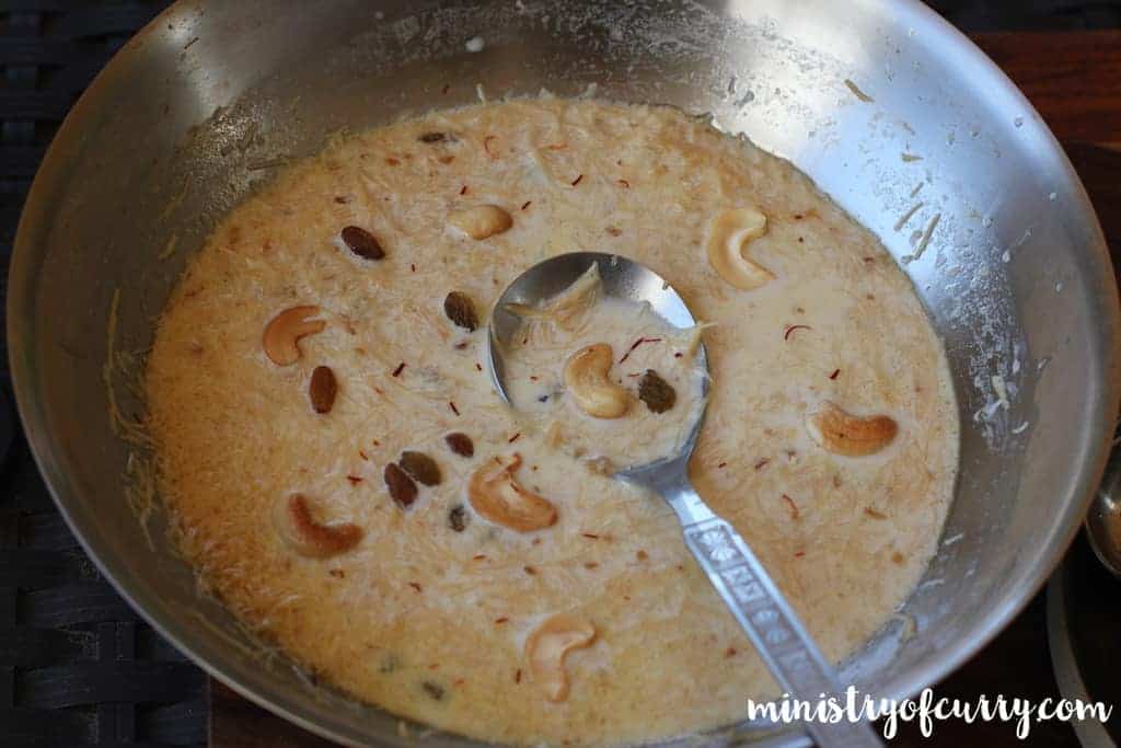 seviyan kheer in a pan 