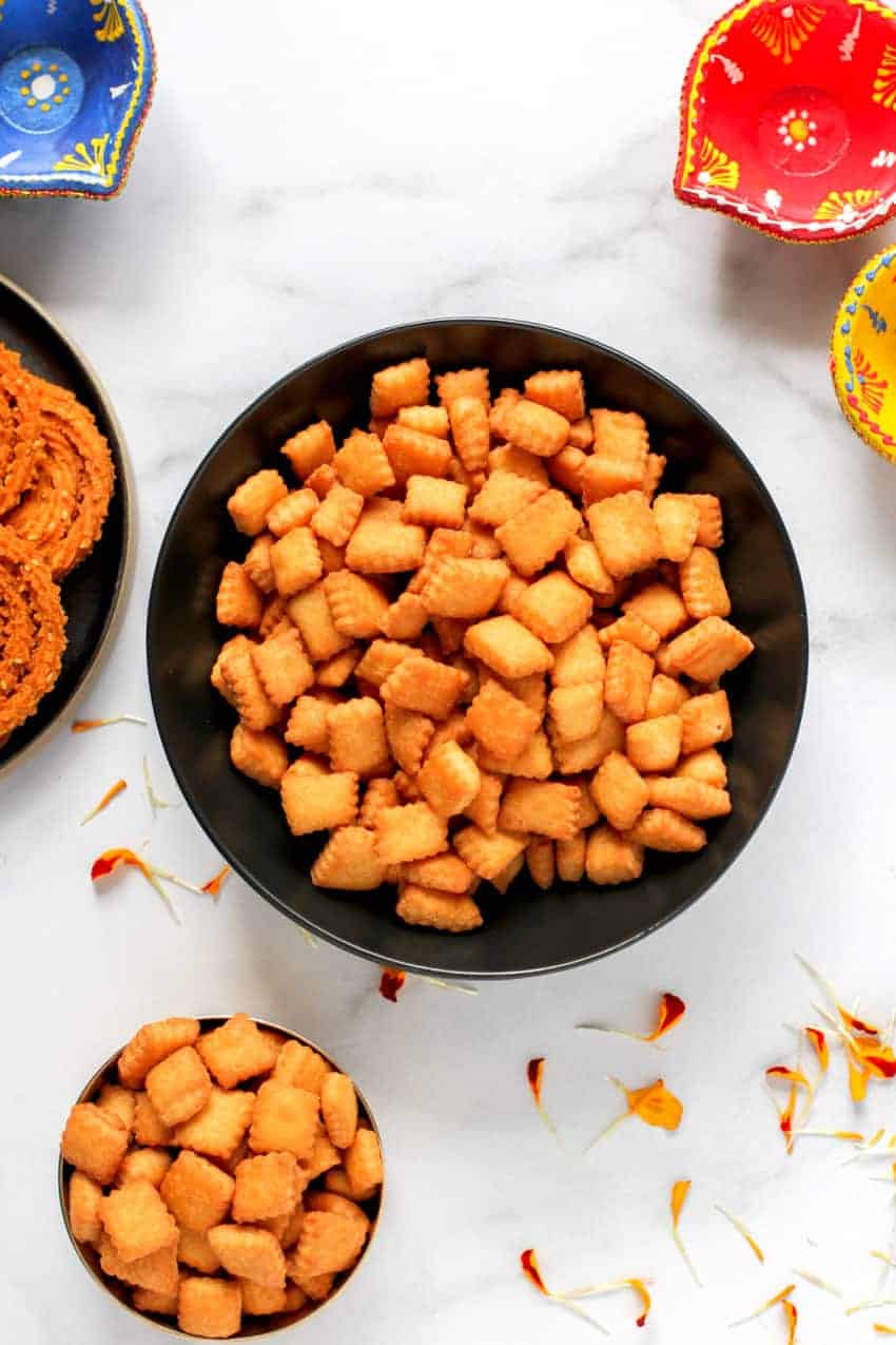 bowl of shankarpali with other diwali faral 