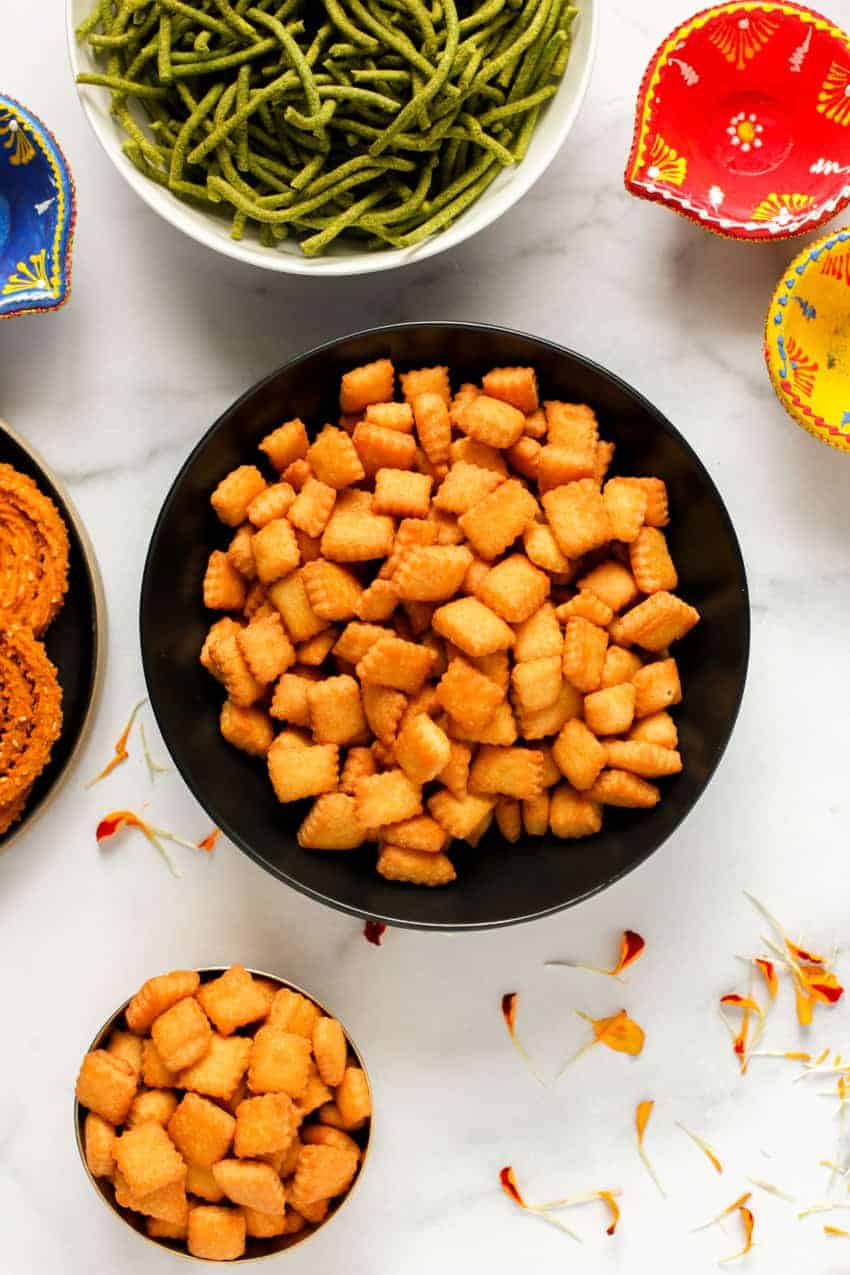 Bowl of shankarpali with other snacks on teh side 