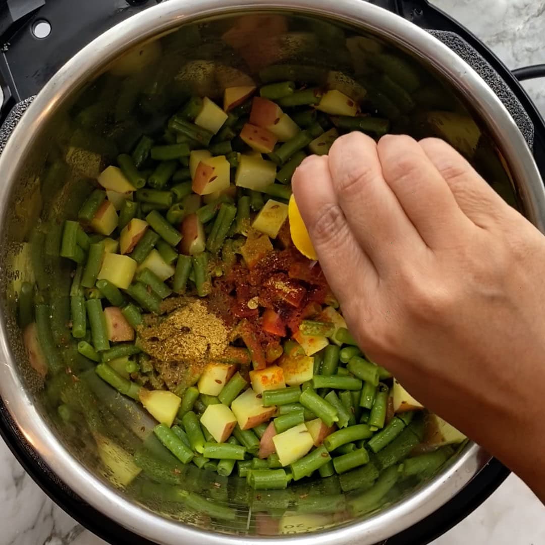 adding lemon juice to green bean curry 