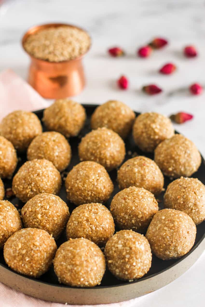 til laddu in a platter 