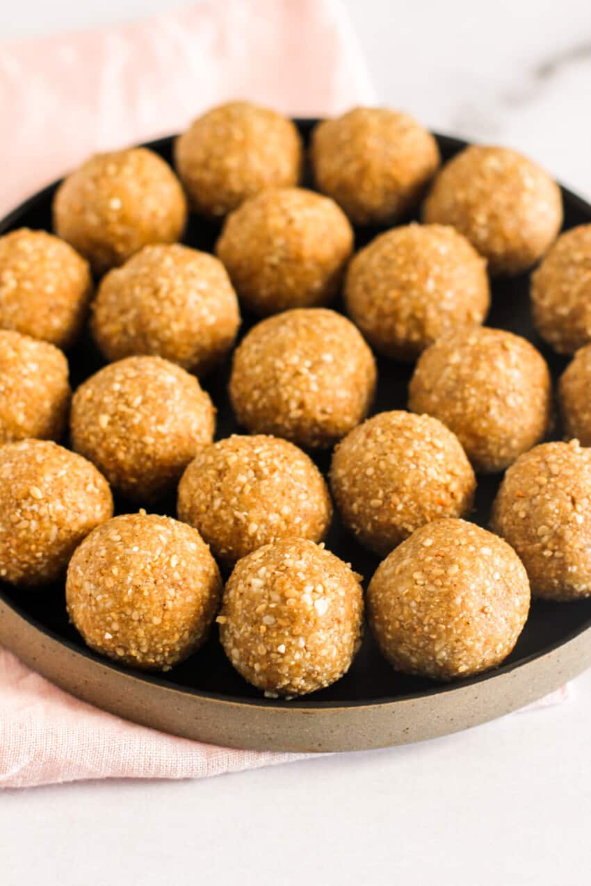 til laddu in a black plate