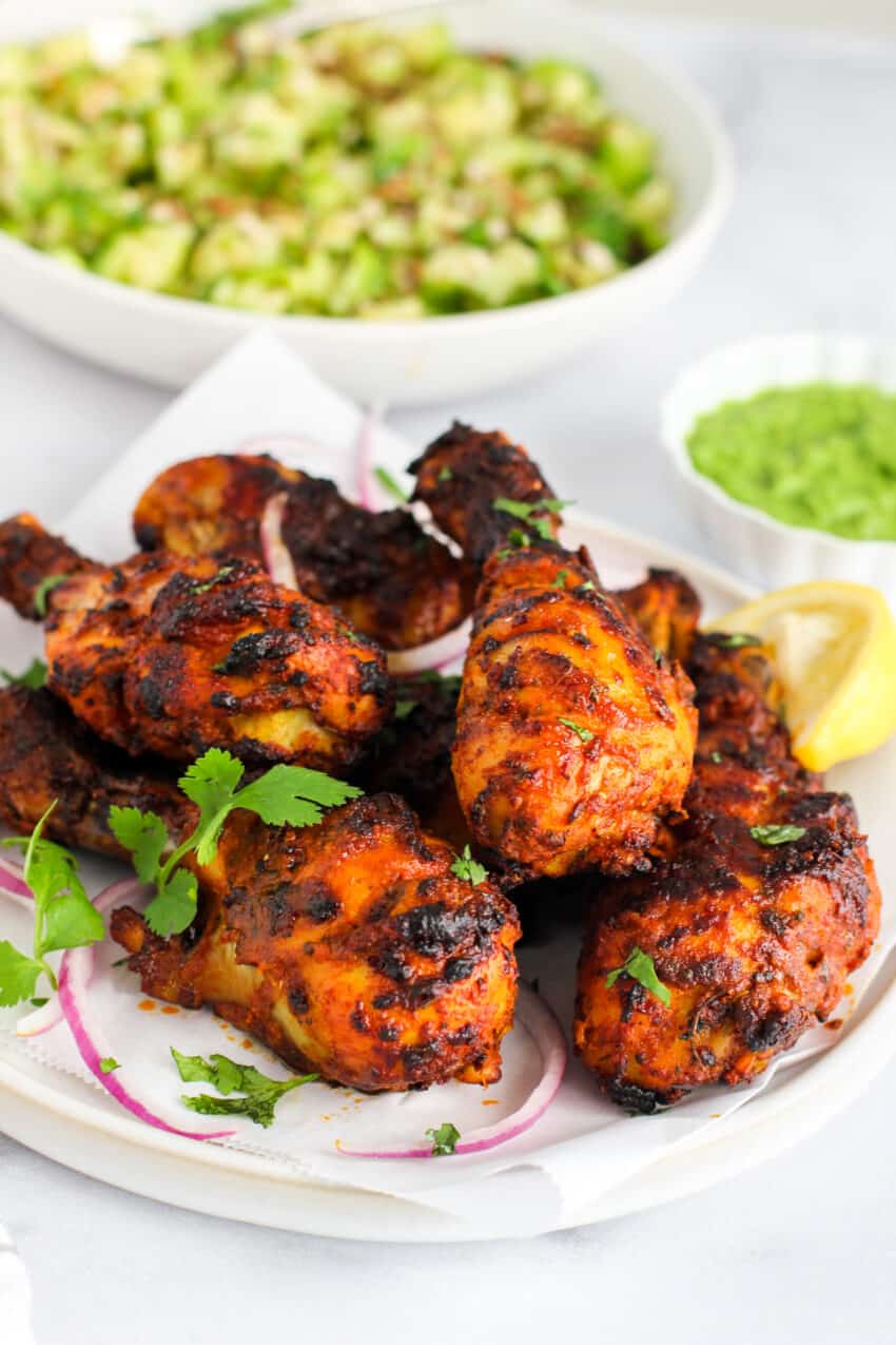 tandoori chicken with lemon wedges 