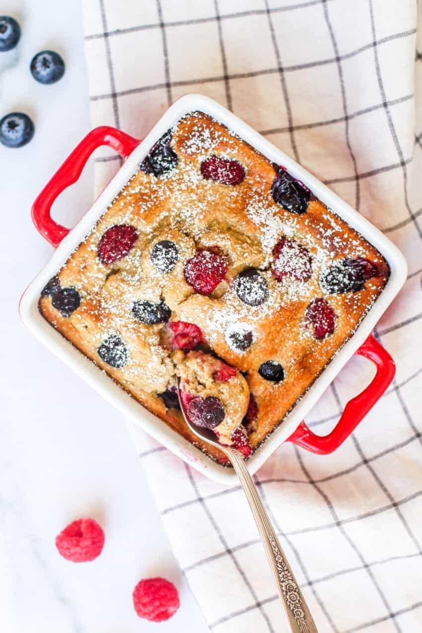 baked oats with bananas and berries