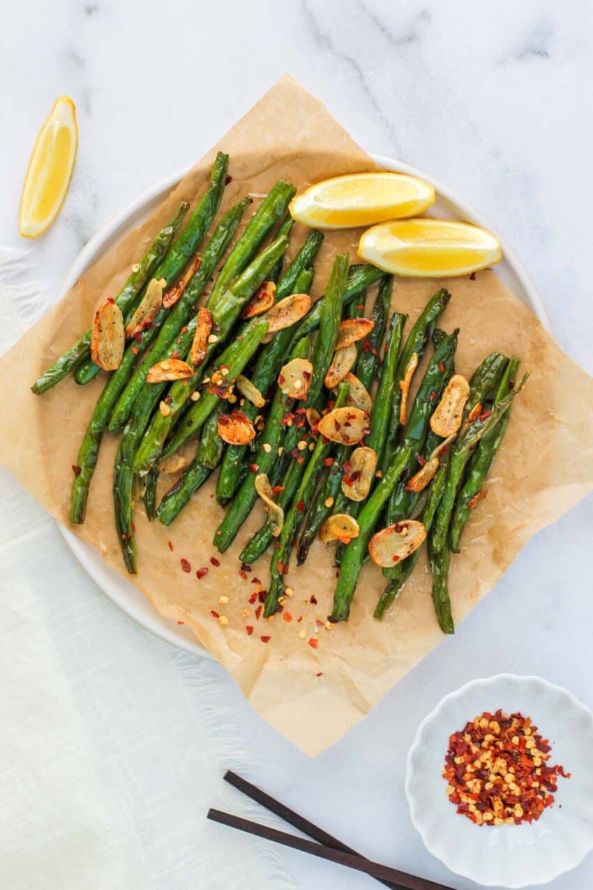 air fried green beans served with lemon wedges 