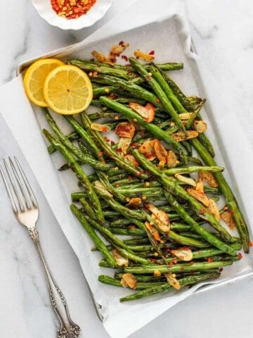 air fried green beans served with sliced lemon