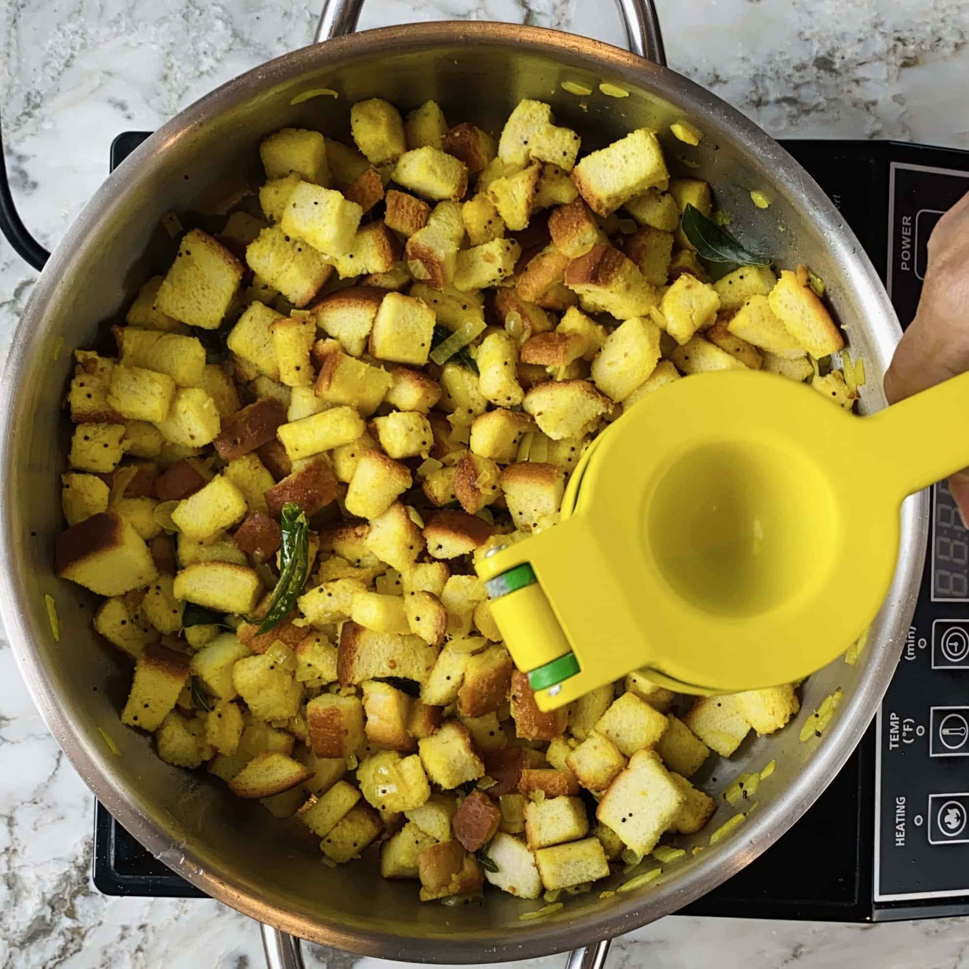 adding lemon juice to bread upma.