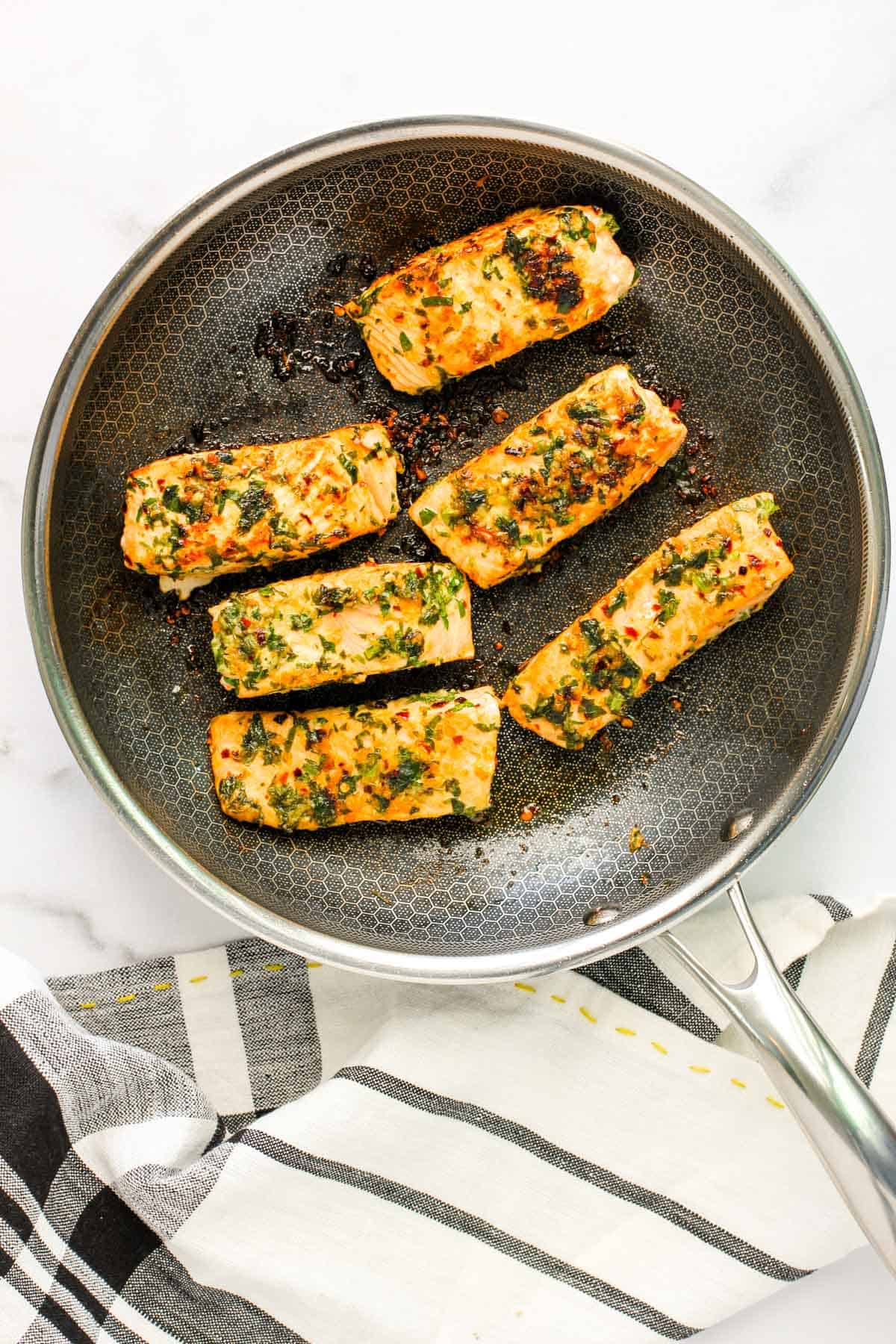 pan fried salmon with garlic and red chili flakes 
