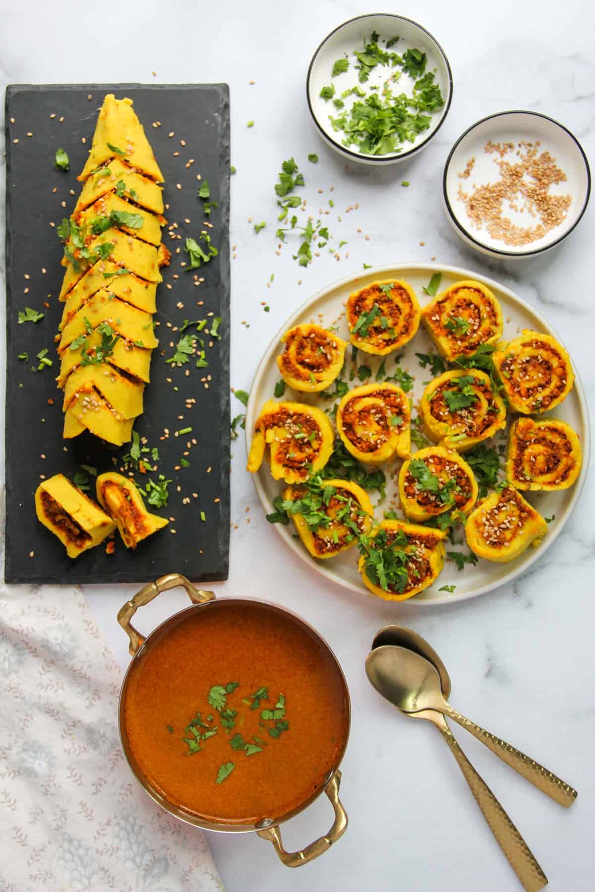 Maswadi garnished with seasme seeds and cilantro along with rassa