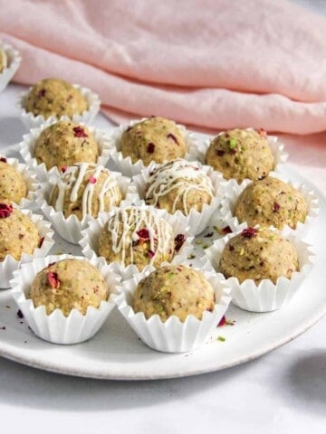 oats laddu in a white platter