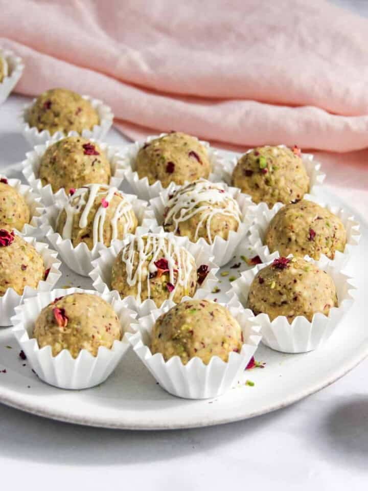 oats laddu in a white platter