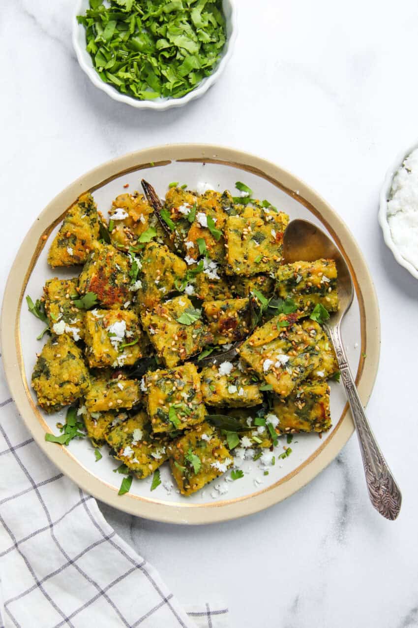 muthiya garnished with grated coconut and cilantro
