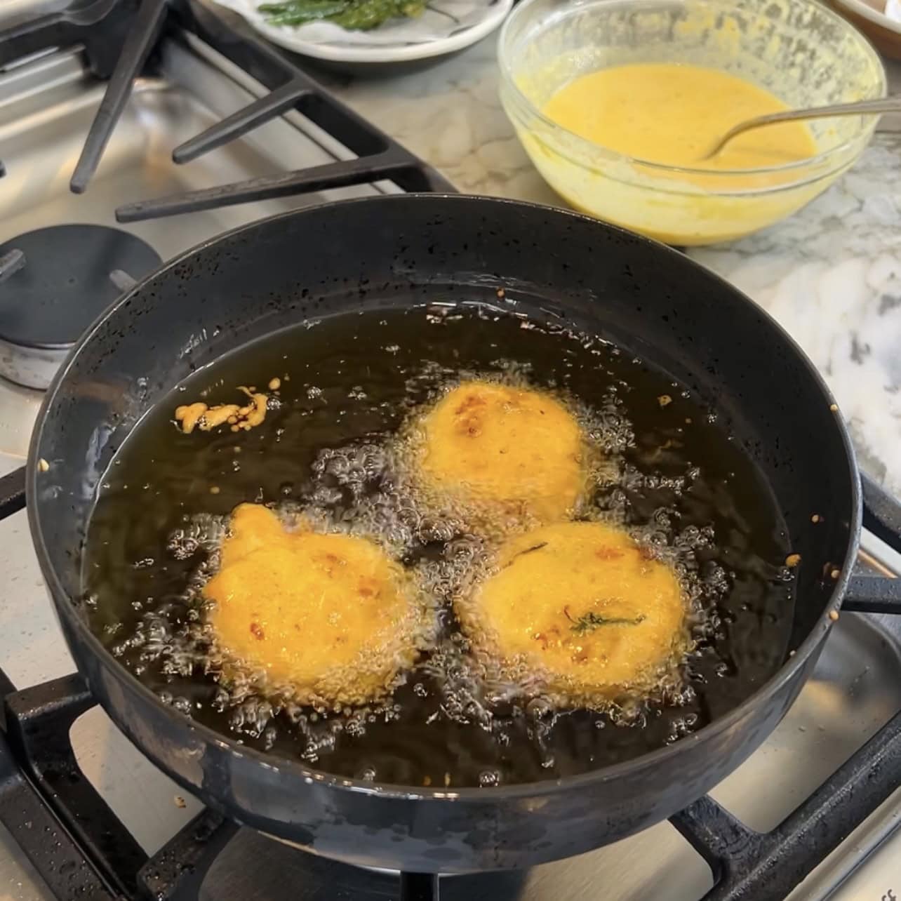 deep frying batata vada