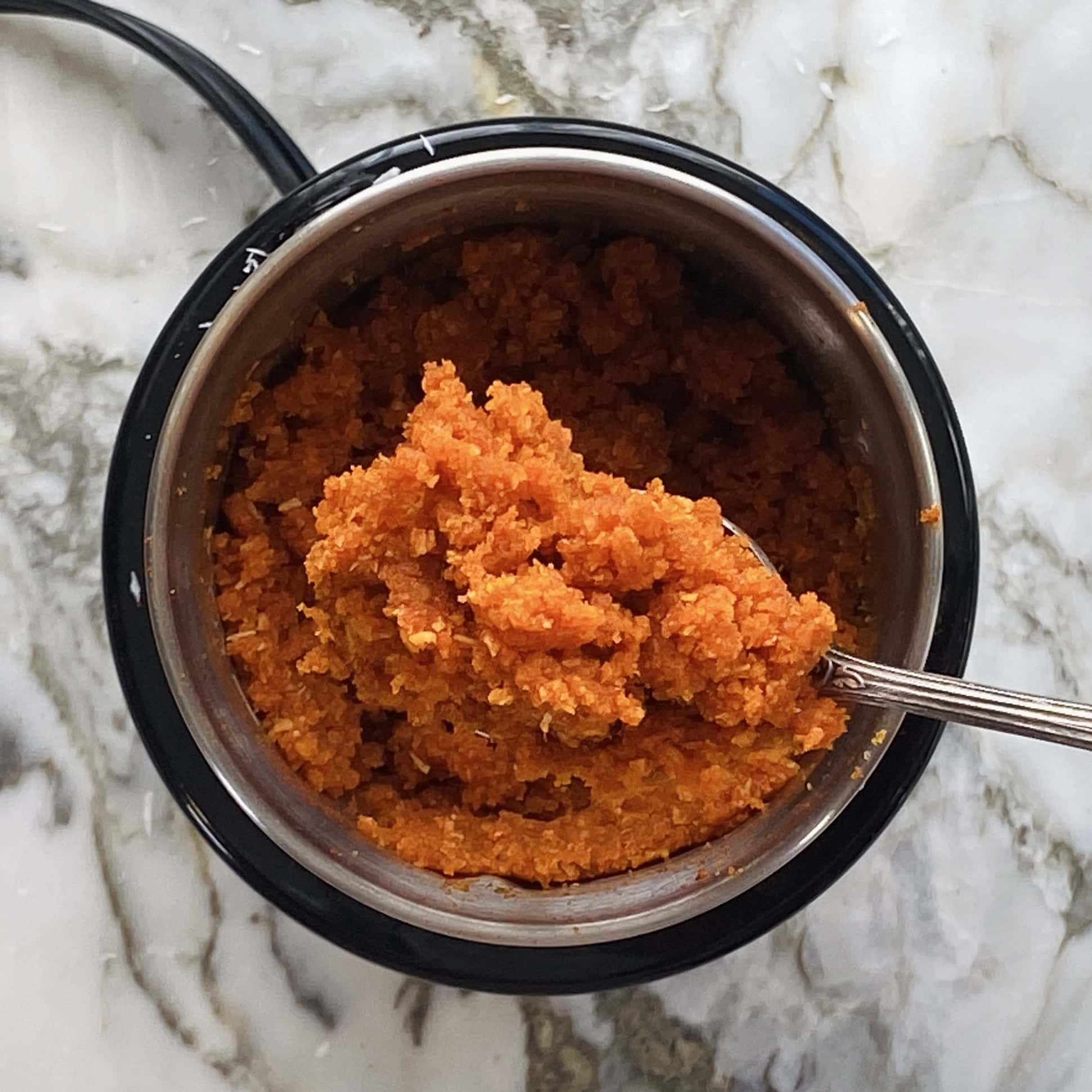 dry red chutney in a mixer jar 