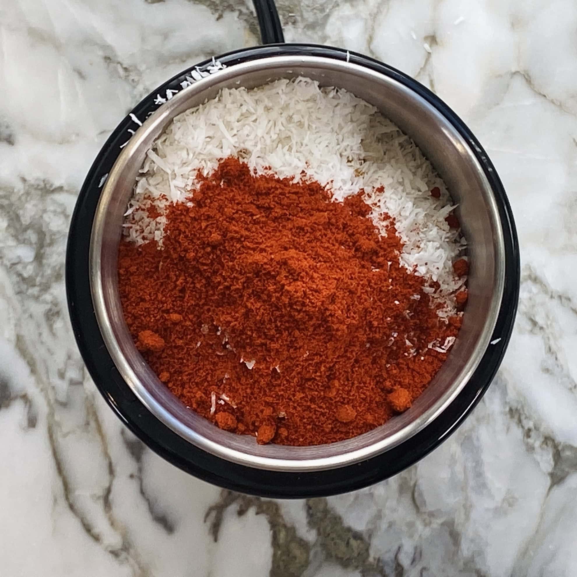 ingredients for fry garlic chutney in a mixie jar