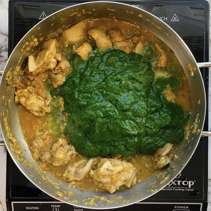 spinach puree added to chicken curry 