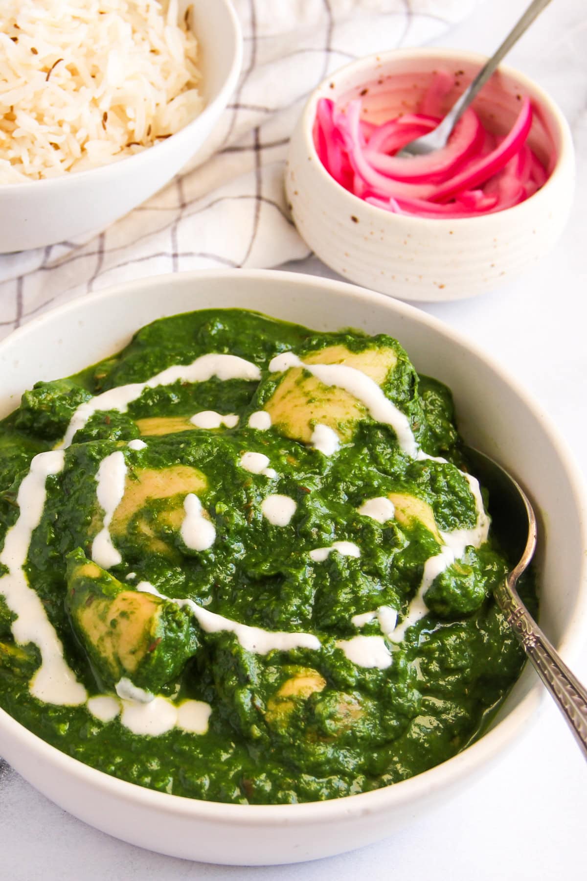 spinach chicken garnished with cream