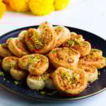 baked gujiya bites in a platter