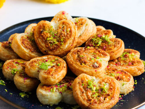 baked gujiya bites in a platter