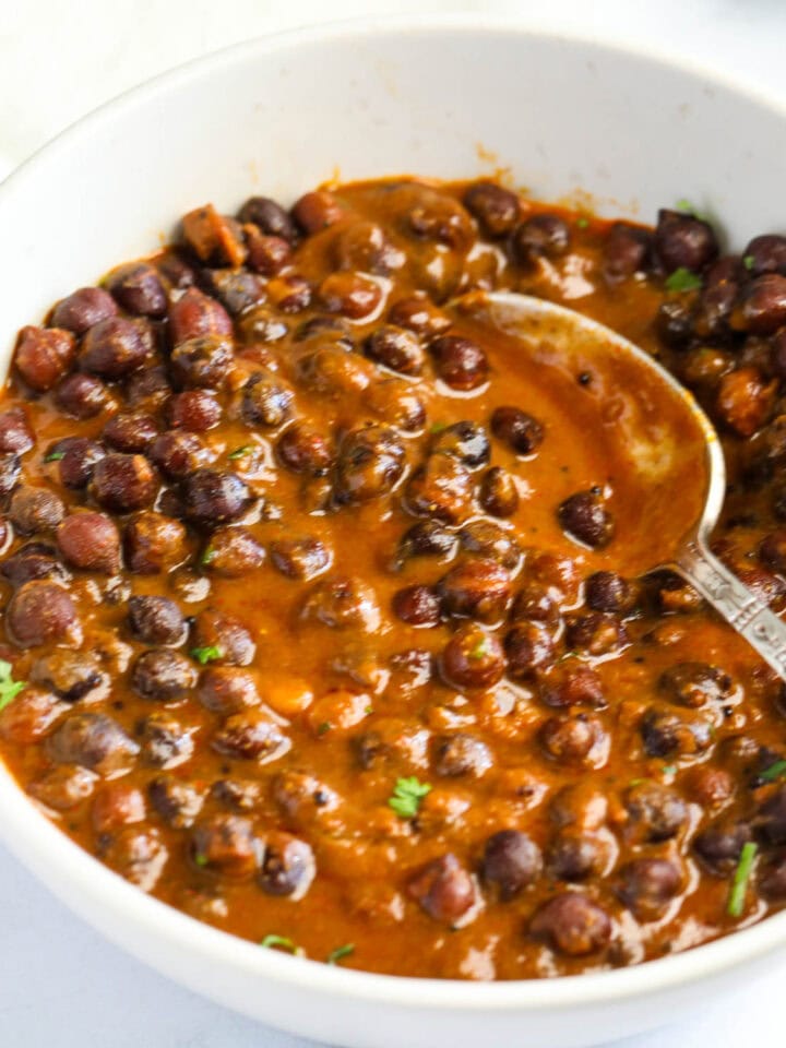 kala chana nu shak served in a white bowl.