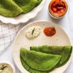 spinach chilla served with chutney and pickle