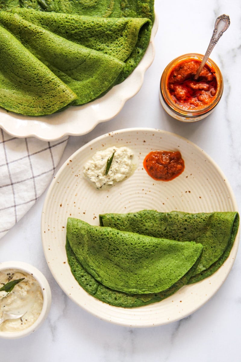 spinach chilla served with chutney and pickle. 